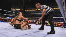【WWE】ロンダ・ラウジーがリブからタップ奪取も“疑惑の判定”により王座奪還ならず