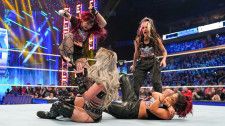 【WWE】イヨ・スカイらダメージCTRLに新たなライバル！復帰のティーガン&リブとの乱闘で遺恨勃発
