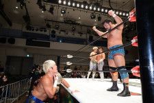 前哨対決を制した征矢が拳王を見下ろす