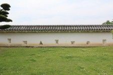 姫路城三国堀の塀に並ぶ狭間。大きさも形も様々なこの穴は、一体何に使われていたのだろうか？