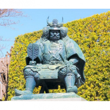 JR甲府駅に立つ武田信玄像。最強武将にふさわしい堂々とした居住まいである