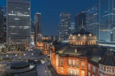 KITTEガーデンから眺める東京駅駅舎と丸の内ビル群（画像：photoAC）