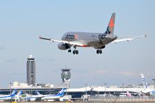ジェットスター・ジャパンの航空機と成田空港（画像：シカマアキ）