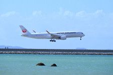 沖縄・那覇空港に到着するJAL機（画像：シカマアキ）