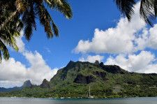 タヒチのムーレア島は海とともに山も美しい（画像：シカマアキ）