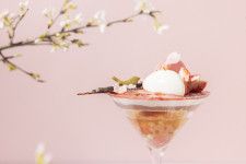 春満載なパフェ「SAKURA Bloom Parfait」（画像：株式会社西武・プリンスホテルズワールドワイドリリース）