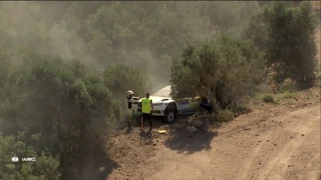 一体、何が！？ラリー車が崖スレスレで「打ち上げられた」壮絶クラッシュにドライバーは“大激怒” ノートを車内に叩きつけて悔しがる