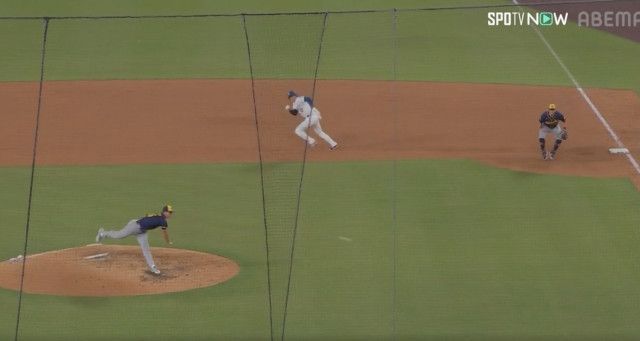 ウソでしょ？ 大谷翔平の足で“まさかの光景”「行くんかい！」 相手捕手が“イライラ”→とんでもないスピードで爆速盗塁