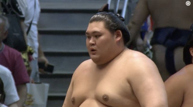 一体いくら稼いだ…？ 大の里“厚みすごい”懸賞を受け取る瞬間に騒然「まるで大きめのクラッチバッグ」花道から引き下がる姿も迫力十分