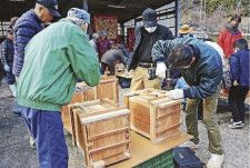 ニホンミツバチの巣箱を作る参加者（和歌山県みなべ町清川で）