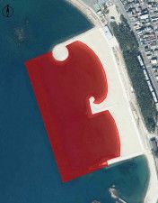 田辺市の扇ケ浜海水浴場で、水上オートバイの規制が予定されている水域（赤い部分）＝和歌山県提供