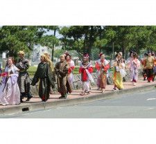 山神社へ向かう時代衣装の行列（１日、和歌山県白浜町で）