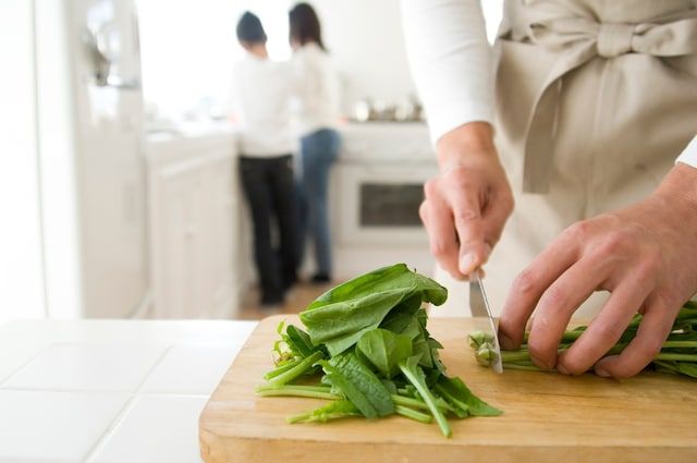 Q. 「生のほうれん草を、そのまま炒めて食べるのは危険」って本当？【管理栄養士が回答】