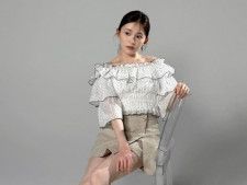 モデルで俳優の久間田琳加さんは4月11日、自身のInstagramを更新。美脚に見とれてしまいそうなファッションコーディネートを披露しました。（サムネイル画像出典：久間田琳加さん公式Instagramより）