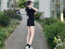 モデルでタレントのダレノガレ明美さんは4月15日、自身のInstagramを更新。美しい脚があらわになった姿を披露しました。（サムネイル画像出典：ダレノガレ明美さん公式Instagramより）