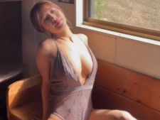 グラビアアイドルの橋本梨菜さんは4月17日、自身のInstagramを更新。“ちょっぴり大人なグラビア”を披露しました。（サムネイル画像出典：橋本梨菜さん公式Instagramより）