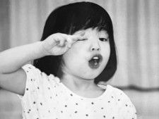 第65代横綱・貴乃花光司さんとフリーアナウンサー・河野景子さんの次女である白河れいさんは4月18日、自身のInstagramを更新。幼少期の写真を公開しました。（サムネイル画像出典：白河れいさん公式Instagramより）