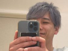 俳優の二宮和也さんは4月19日、自身のXを更新。シルバーカラーのヘアを披露しました。（サムネイル画像出典：二宮和也さん公式Xより）