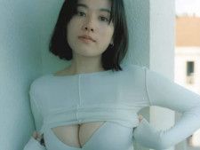 筧美和子、美乳を寄せるセクシーポーズを披露！ 約7年半ぶり写真集の 
