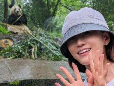 俳優の前田敦子さんは4月22日、自身のInstagramを更新。上野動物園で生まれ育ったジャイアントパンダのシャンシャンと中国で会ったことを報告しました。（サムネイル画像出典：前田敦子さん公式Instagramより）