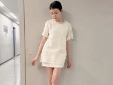 モデルで俳優のトリンドル玲奈さんは4月22日、自身のInstagramを更新。超ミニ丈衣装で美脚をあらわにしたショットを公開しました。（サムネイル画像出典：トリンドル玲奈さん公式Instagramより）