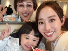 「美人遺伝子に感謝」秋倉諒子、かわいいめいっ子との顔出しショット公開！ 「美女3代」「可愛すぎです」