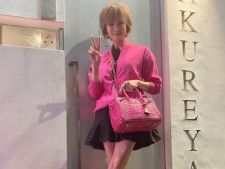 歌手の小柳ルミ子さんは4月23日、自身のInstagramを更新。現在71歳とは思えない、圧巻の美脚を披露しました。（サムネイル画像出典：小柳ルミ子さん公式Instagramより）