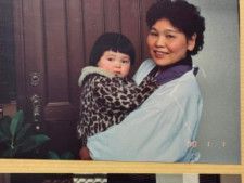 元お笑いコンビ・尼神インターの誠子さんが、4月22日に自身のInstagramを更新。祖母に抱っこされた幼少期の写真を公開し、反響を呼んでいます。（サムネイル画像出典：誠子さん公式Instagramより）