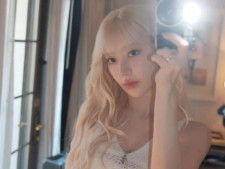 韓国のガールズグループ・LE SSERAFIMの宮脇咲良さんは4月23日、自身のInstagramを更新。圧倒的スタイルと美腹筋をあらわにしたショットを公開し、反響を呼んでいます。（サムネイル画像出典：宮脇咲良さん公式Instagramより）