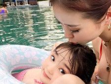 俳優・草刈正雄さんの長女でタレントの紅蘭さんは4月23日、自身のInstagramを更新。娘とのプールショットで水着姿を披露し、話題を呼んでいます。（サムネイル画像出典：紅蘭さん公式Instagramより）
