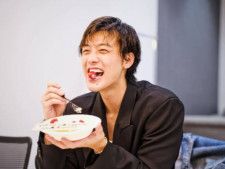 俳優の竹内涼真さんは4月26日、自身のInstagramを更新。31歳の誕生日を迎え、ケーキを食べる姿を投稿しました。（サムネイル画像出典：竹内涼真さん公式Instagramより）