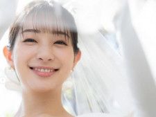 タレントの足立梨花さんは4月25日、自身のInstagramを更新。白いウエディングドレス姿で顔がドアップとなった写真を披露しました。（サムネイル画像出典：足立梨花さん公式Instagramより）
