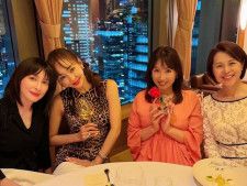 俳優の奥菜恵さんは4月26日、自身のInstagramを更新。タレントの神田うのさんの誕生日会に参加し、豪華な面々が勢ぞろいした様子を披露しました。（サムネイル画像出典：奥菜恵さん公式Instagramより）