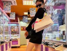 モデルで俳優の山田優さんは4月26日、自身のInstagramを更新。美しい脚が際立つコーディネートで、秋葉原を訪れた様子を公開しました。（サムネイル画像出典：山田優さん公式Instagramより）