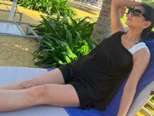 モデルの前田典子さんは4月26日、自身のInstagramを更新。プライベートで沖縄を訪れたときの写真を公開し、きれいな脚が露出している水着姿を披露しました。（サムネイル画像出典：前田典子さん公式Instagramより）