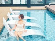 モデルでタレントの舟山久美子（くみっきー）さんは4月26日、自身のInstagramを更新。水着姿を披露し、話題を呼んでいます。（サムネイル画像出典：舟山久美子さん公式Instagramより）