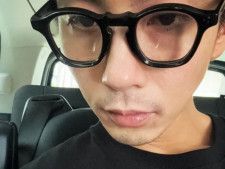 俳優の賀来賢人さんは4月29日、自身のInstagramを更新。自撮り姿を披露し「痩せました！？」と、コメントが相次ぎ話題を呼んでいます。（サムネイル画像出典：賀来賢人さん公式Instagramより）