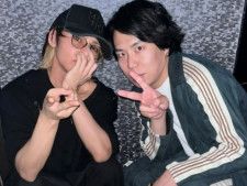 KAT-TUNの上田竜也さんは4月28日、自身のInstagramを更新。お笑いコンビ・令和ロマンの高比良くるまさんとのツーショットを公開し、反響を呼んでいます。（サムネイル画像出典：上田竜也さん公式Instagramより）