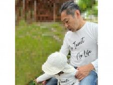 俳優の香川照之さんが、4月30日に自身のInstagramを更新。2023年に誕生を報告した息子とのツーショットを公開し、反響を呼んでいます。（サムネイル画像出典：香川照之さん公式Instagramより）