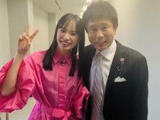 俳優の関水渚さんは5月1日、自身のInstagramを更新。お笑いコンビ・ダウンタウンの浜田雅功さんとのツーショットを公開しました。（サムネイル画像出典：関水渚さん公式Instagramより）