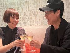 「こんな俺やけど」名倉潤、妻・渡辺満里奈との“19回目の結婚記念日”に家族で食事！ 夫婦ショットも披露