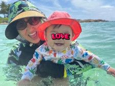タレントの北斗晶さんは5月9日、自身のInstagramを更新。孫と海で遊んでいる姿を写真で公開しました。（サムネイル画像出典：北斗晶さん公式Instagramより）
