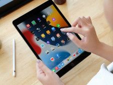 旧型の中古iPadを買う場合、どのようなことに気を付けて、どのようなモデルを購入すればよいのでしょうか。タブレットなどのデジタルガジェットに詳しい「All About」ガイドの太田百合子が解説します。（サムネイル画像出典：Framesira / Shutterstock.com）