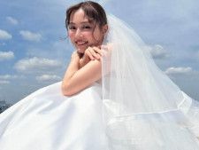 俳優の内田理央さんは5月28日、自身のInstagramを更新。ウエディングドレスを着用した姿を披露しました。（サムネイル画像出典：内田理央さん公式Instagramより）