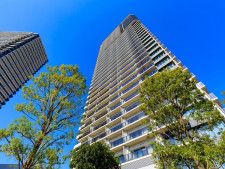 都内のマンション価格高騰が続く中、「マイナス金利政策」の解除もあり、マンションを購入するタイミングや売却するタイミングを悩んでいる人も多いでしょう。東京都在住の48歳男性に聞いた、マンションの購入・売却についてのリアルな体験を紹介します。