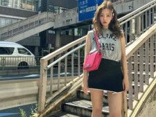 タレントの板野友美さんは6月2日、自身のInstagramを更新。ミニスカート姿で美脚をあらわにしたショットを投稿し、話題を呼んでいます。（サムネイル画像出典：板野友美さん公式Instagramより）