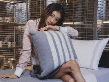 モデルで俳優の山田優さんは6月6日、自身のInstagramを更新。ほっそりとした美脚が際立つモデルショットを投稿し、話題を呼んでいます。（サムネイル画像出典：山田優さん公式Instagramより）