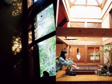 古さを魅力に変える木の家。PR ディレクター・清水彩さんが暮らす、築37年の一戸建て。