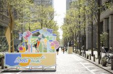 東京・丸の内仲通りが、カラフルな花で満開に。〈ヴァン クリーフ＆アーペル〉とフランス人アーティスト・アレクサンドル・ベンジャミン・ナヴェの華やかなインスタレーションの世界へ。