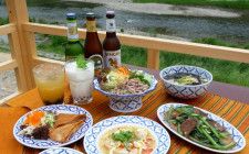 タイ料理も？京都の人がおすすめする「川床で楽しむ絶品グルメ」3選